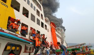 Proses Evakuasi Penumpang KMP Batumandi
